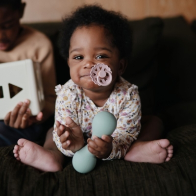 Sonajero silicona Mushie solid cambridge blue - Imagen 2