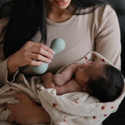 Sonajero silicona Mushie solid cambridge blue - Imagen 6