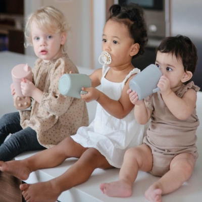 Taza didáctica con asas Mushie solid ivory - Imagen 3