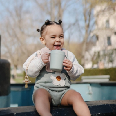 Taza didáctica con asas Mushie solid sage - Imagen 2