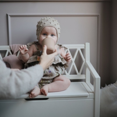 Taza didáctica silicona Mushie solid shifting sand - Imagen 2