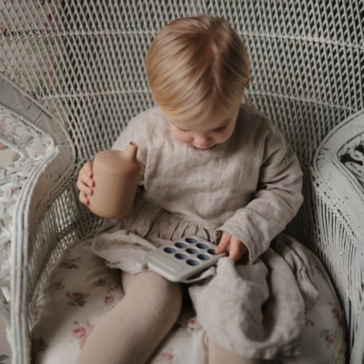 Taza didáctica silicona Mushie solid soft lilac - Imagen 3