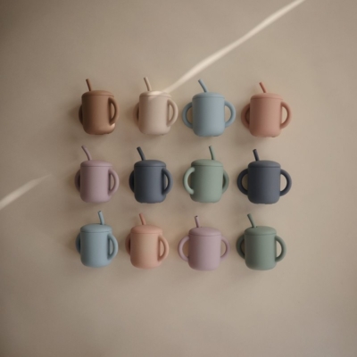 Taza didáctica + pajita silicona Mushie solid blush - Imagen 2