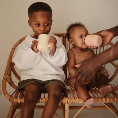 Taza didáctica + pajita silicona Mushie solid cambridge blue - Imagen 2