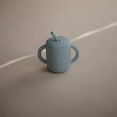 Taza didáctica  + pajita silicona Mushie solid powder blue - Imagen 2