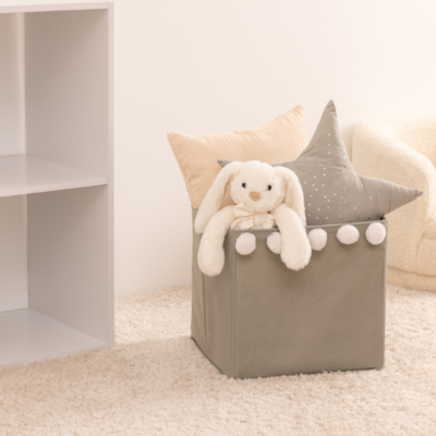 Cubo infantil gris con pompones - Imagen 4