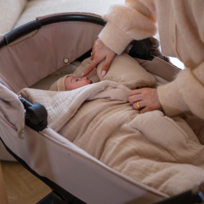 Saco 2 en 1 Arrullo-manta Caetana Sand - Imagen 5