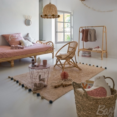 Alfombra infantil beige con pompones - Imagen 2