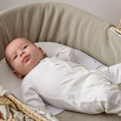 Moisés de mimbre con edredón, cojín, interior acolchado y colchón Cornelia - Imagen 3