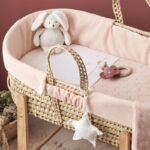 Moisés de mimbre con edredón, cojín, interior acolchado y colchón Dafne - Imagen 2