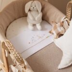 Moisés de mimbre con edredón, cojín, interior acolchado y colchón Happy Forest - Imagen 2