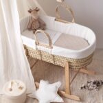 Moisés de mimbre con edredón, cojín, interior acolchado y colchón Noe - Imagen 2